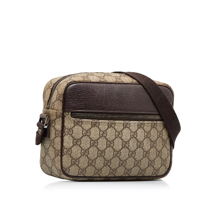 Women Gucci bags with a snap - button closure and a decorative charmGucci GG Supreme Crossbody (SHG-Exuv8B)