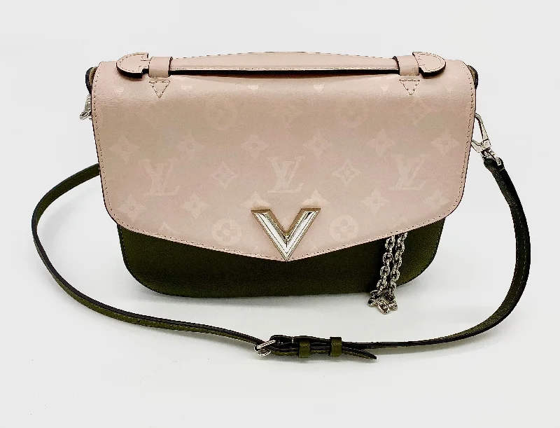 Louis Vuitton bags with a chain - link trim and a leather body for a modern edgeLOUIS VUITTON VERY MESSENGER BAG