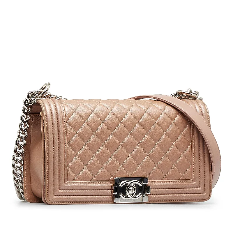 Chanel Quilted Leather Shoulder Bag for FashionistasChanel Medium Boy Flap Bag (VBGX4n)