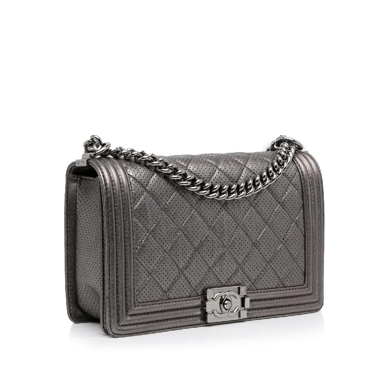 Chanel Black Handbag for Business MeetingsChanel Medium Boy Flap Bag (YQarOt)