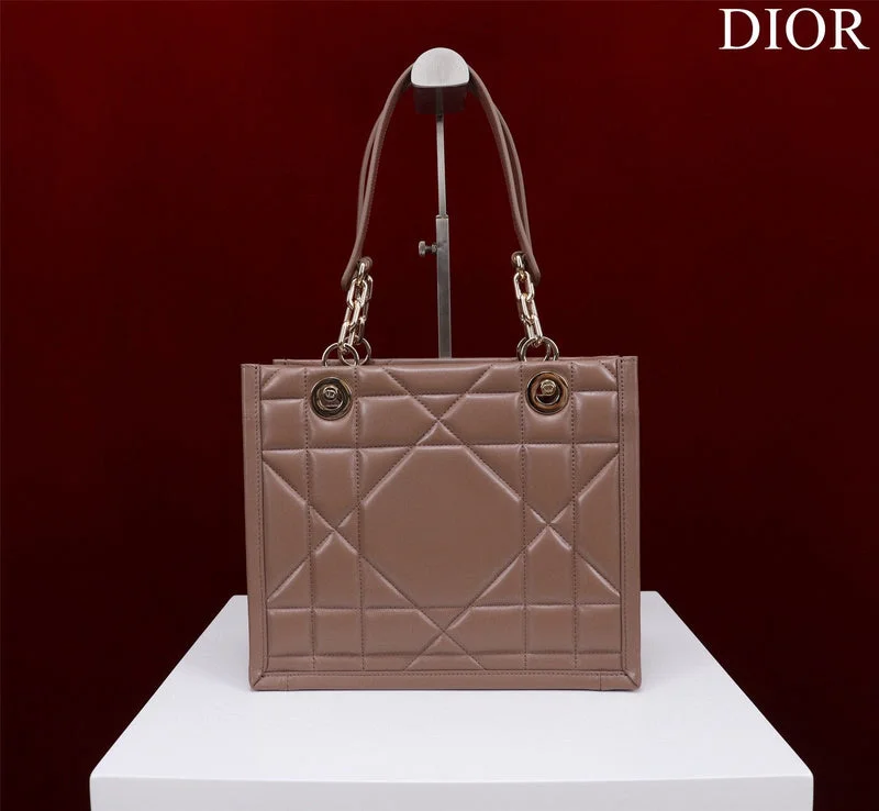 Luxury Christian Dior crossbody bags with a chain - link strapDior Bag